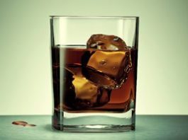 Pahar cu whiskey - Foto by Alex Koloskov